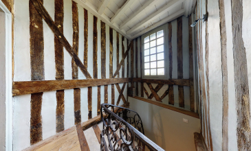 Eco-Domaine du Lac à Pont l'Evêque - Normandie : l'escalier de la maison d'hôtes Le Manoir